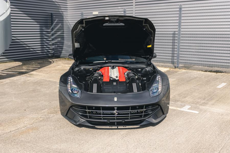 Моторный отсек Ferrari F12berlinetta 2014 года  (UK) (фото 112 из 276)